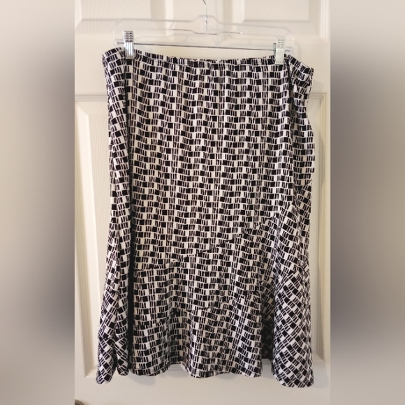 Kim Rogers Dresses & Skirts - Kim Rogers white patterned midi skirt